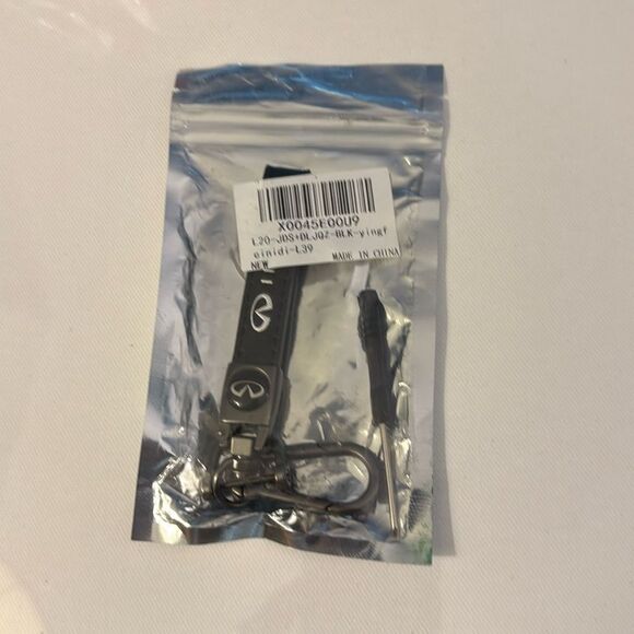 Infinity Key fob Keychain in Black Leather NWT - Picture 4 of 4